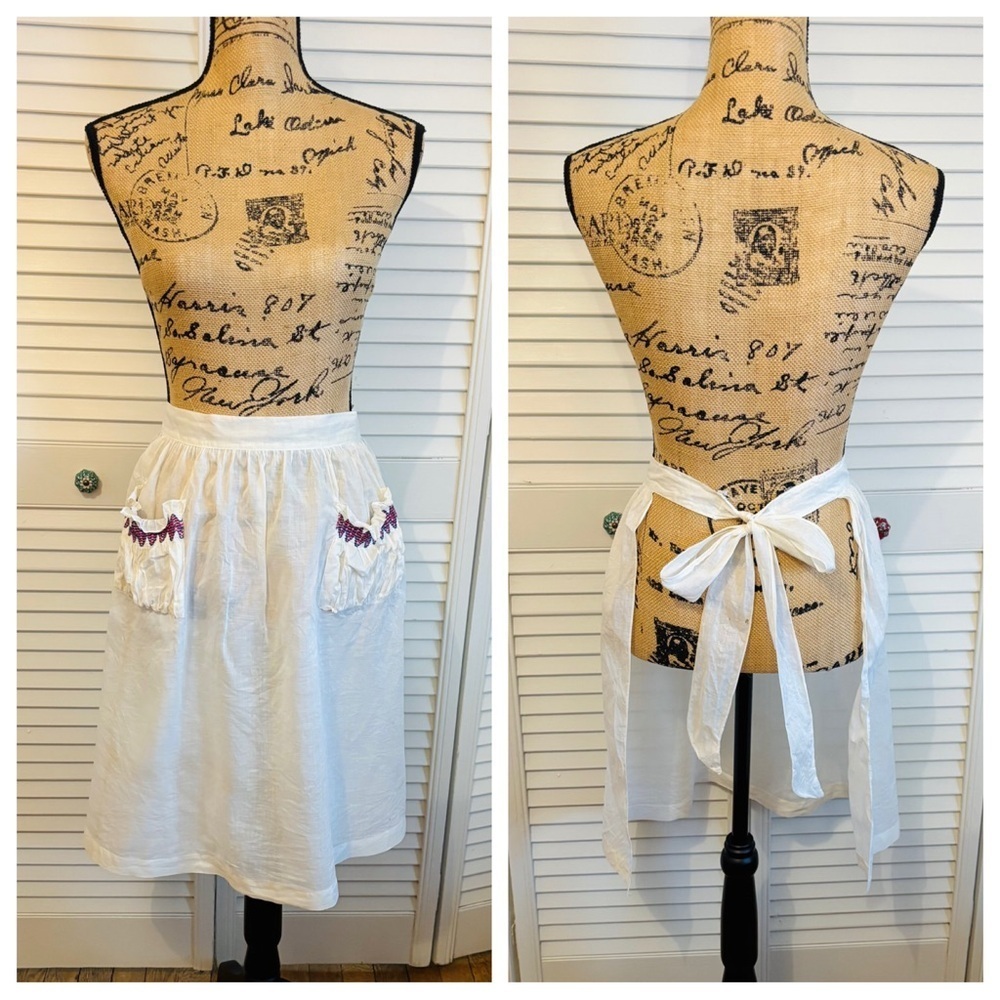 Vintage White Apron with Front Pockets and Embroidery